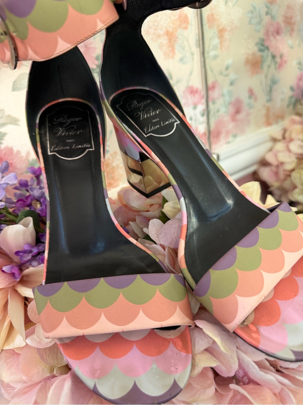 Limited edition Roger Vivier Pastel Scallop Ankle-Strap Sandals - Picture 3 of 6